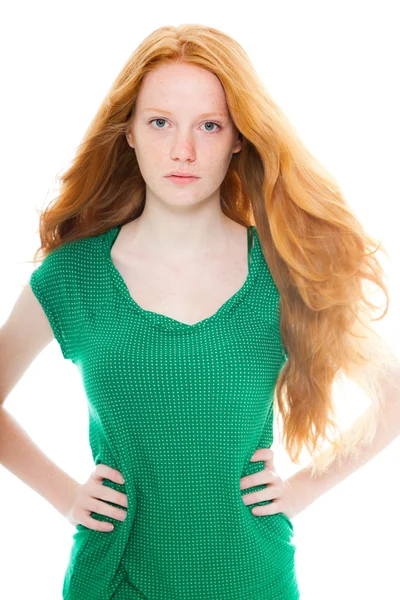 漂亮的女孩与红色的长头发穿绿色的衬衫。自然之美。时装工作室射上孤立的白色背景. — 图库照片