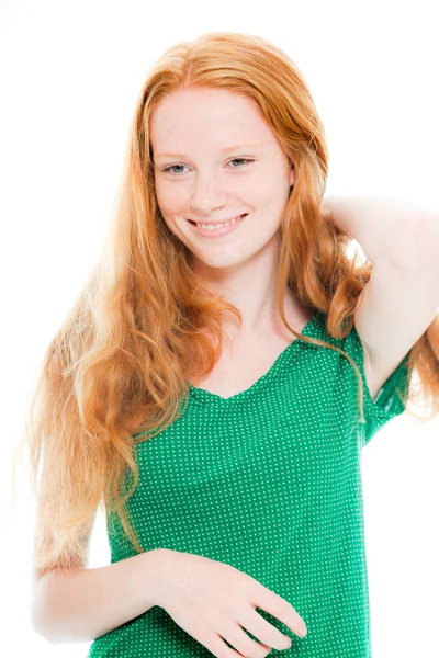 Улыбающаяся красивая девушка с длинными рыжими волосами в зеленой рубашке. Студия моды сняла на белом фоне . — стоковое фото