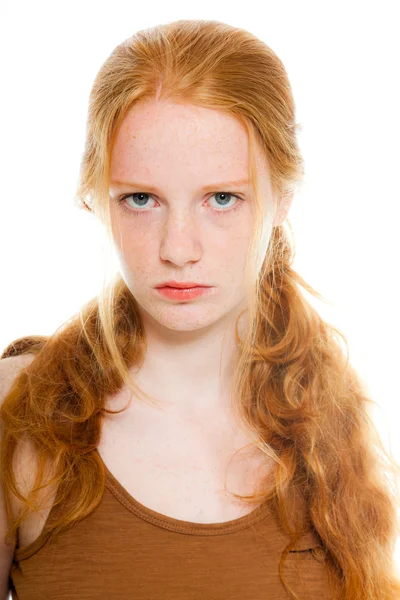 Jolie fille aux longs cheveux roux portant une chemise marron. Un regard furieux. Studio de mode tourné isolé sur fond blanc . — Photo