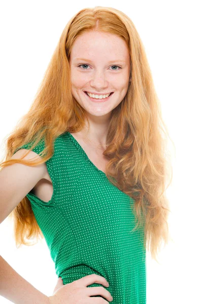 Uzun kızıl saçlı yeşil gömlek gülümseyen güzel kız. moda studio izole üzerinde beyaz arka plan vurdu. — Stok fotoğraf