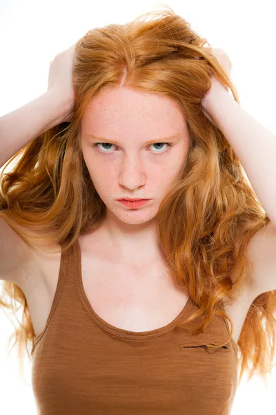 Jolie fille aux longs cheveux roux portant une chemise marron. Un regard furieux. Studio de mode tourné isolé sur fond blanc . — Photo