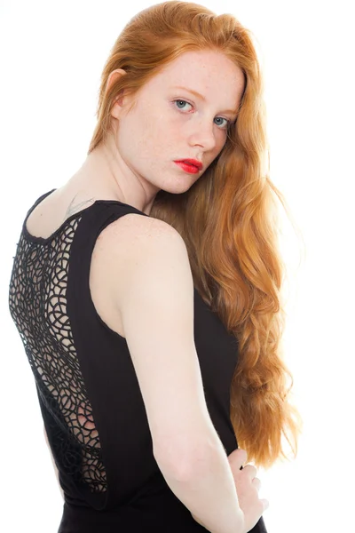 Hübsches Mädchen mit langen roten Haaren und Lippenstift im schwarzen Hemd. Modestudio isoliert auf weißem Hintergrund gedreht. — Stockfoto