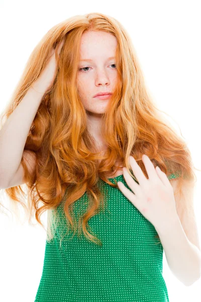 Jolie fille aux longs cheveux roux portant une chemise verte. Beauté naturelle. Studio de mode tourné isolé sur fond blanc . — Photo