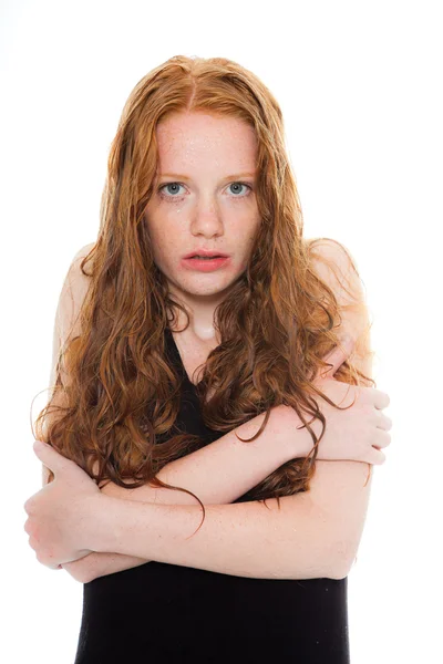 Hübsches Mädchen mit langen roten Haaren und schwarzem Hemd. nasse Haare und ein trauriges Gesicht. Modestudio isoliert auf weißem Hintergrund gedreht. — Stockfoto