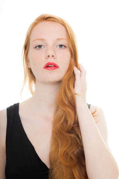 Bella ragazza con lunghi capelli rossi e rossetto che indossa camicia nera. Studio di moda girato isolato su sfondo bianco . — Foto Stock