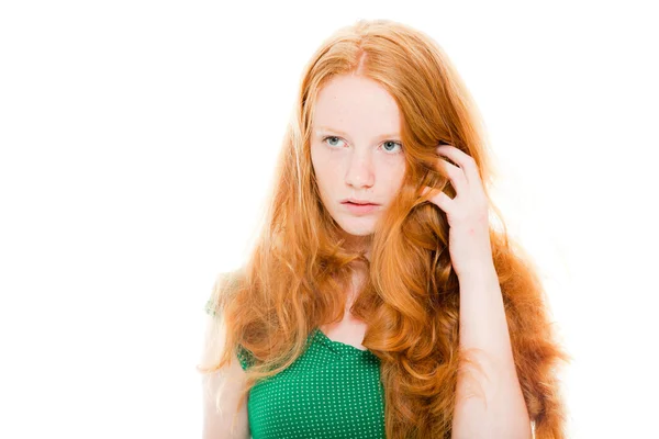 Chica bonita con el pelo largo y rojo con camisa verde. Belleza natural. Estudio de moda tiro aislado sobre fondo blanco . — Foto de Stock