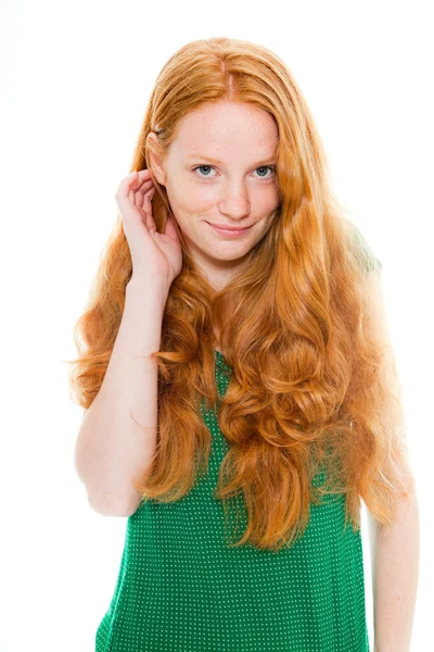 Menina bonita sorridente com cabelo vermelho longo vestindo camisa verde. Estúdio de moda tiro isolado no fundo branco . — Fotografia de Stock