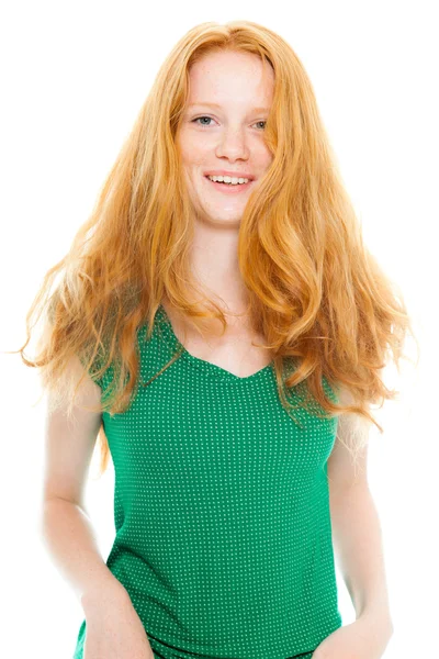 Sonriente chica bonita con el pelo largo y rojo vistiendo camisa verde. Estudio de moda tiro aislado sobre fondo blanco . — Foto de Stock