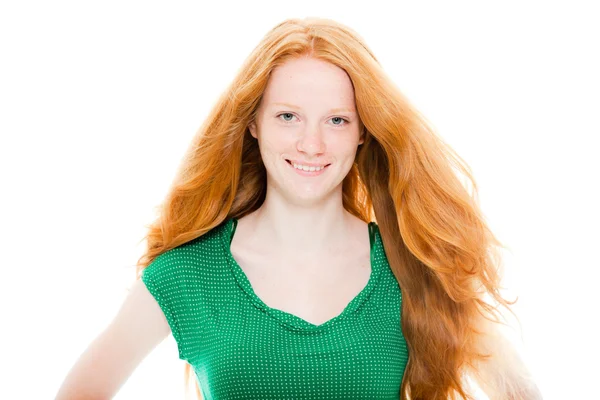 Mosolygó csinos lány hosszú vörös haj zöld inget visel. divat stúdió felvétel a elszigetelt fehér háttér. — Stock Fotó