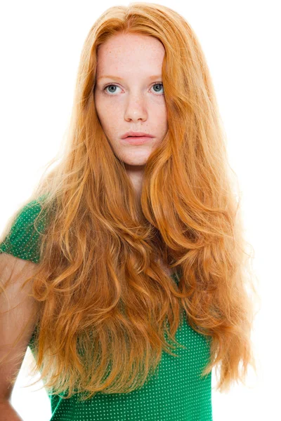 Hezká dívka s dlouhé červené vlasy nosí zelené triko. přírodní krásy. módní studio zastřelil izolované na bílém pozadí. — Stock fotografie