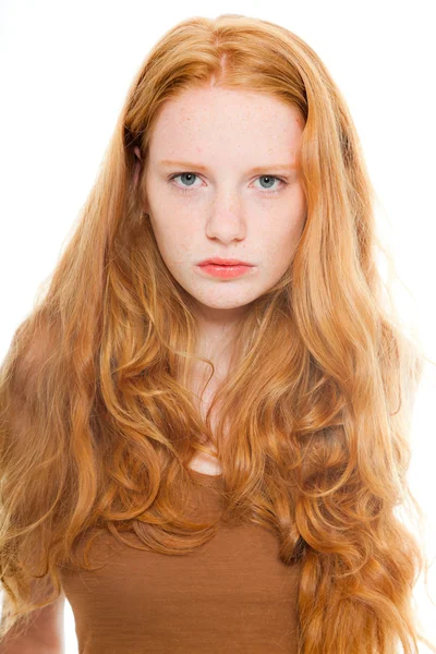 Hübsches Mädchen mit langen roten Haaren und braunem Hemd. Modestudio isoliert auf weißem Hintergrund gedreht. — Stockfoto