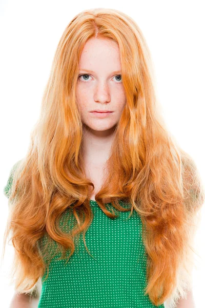 Hezká dívka s dlouhé červené vlasy nosí zelené triko. přírodní krásy. módní studio zastřelil izolované na bílém pozadí. — Stock fotografie