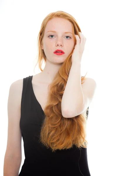 Szép hosszú vörös hajú lány rúzs visel fekete ing. divat stúdió felvétel a elszigetelt fehér háttér. — Stock Fotó