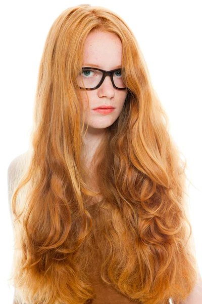 갈색 셔츠와 빈티지 안경 착용 긴 빨간 머리와 예쁜 여 자가. 패션 스튜디오 촬영에 고립 된 흰색 배경. — 스톡 사진