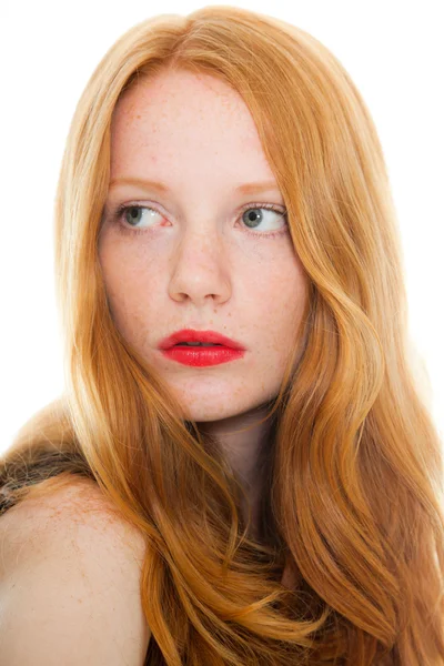 Söt flicka med långa röda hår och läppstift. mode studio skott isolerade på vit bakgrund. — Stockfoto