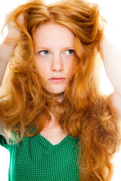 Jolie fille aux longs cheveux roux portant une chemise verte. Beauté naturelle. Studio de mode tourné isolé sur fond blanc . — Photo