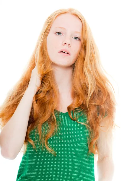 Красивая девушка с длинными рыжими волосами в зеленой рубашке. Естественная красота. Студия моды сняла на белом фоне . — стоковое фото