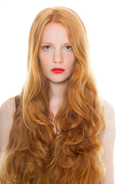 Όμορφο κορίτσι με μακριά κόκκινα μαλλιά και κραγιόν. στούντιο μόδας πυροβόλησε απομονωθεί σε λευκό φόντο. — Φωτογραφία Αρχείου