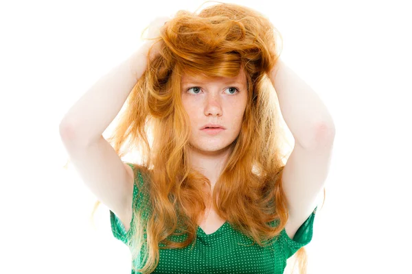 Söt flicka med långa röda hår iklädd grön skjorta. naturliga skönhet. mode studio skott isolerade på vit bakgrund. — Stockfoto