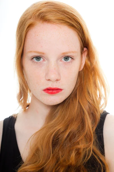 Güzel bir kız uzun kızıl saçlı ve ruj siyah gömlek. moda studio izole üzerinde beyaz arka plan vurdu. — Stok fotoğraf
