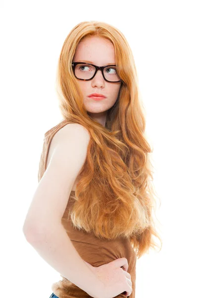 Красивая девушка с длинными рыжими волосами в коричневой рубашке и винтажных очках. Студия моды сняла на белом фоне . — стоковое фото