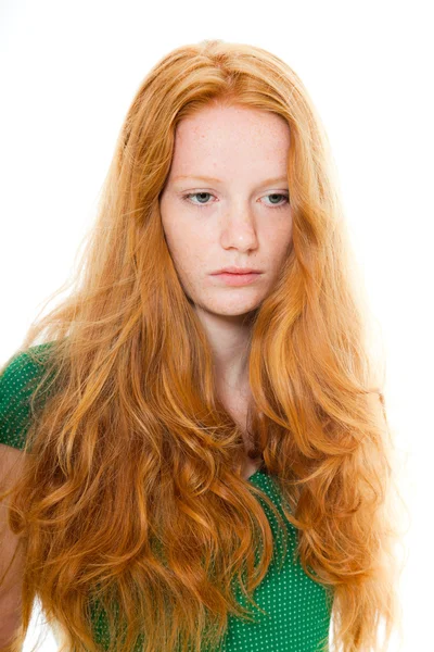 Chica bonita con el pelo largo y rojo con camisa verde. Belleza natural. Estudio de moda tiro aislado sobre fondo blanco . —  Fotos de Stock