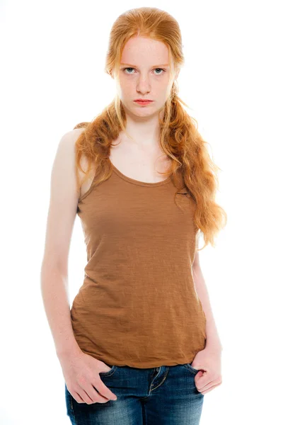 Söt flicka med långa röda hår bär brun skjorta och jeans. naturliga skönhet. mode studio skott isolerade på vit bakgrund. — Stockfoto