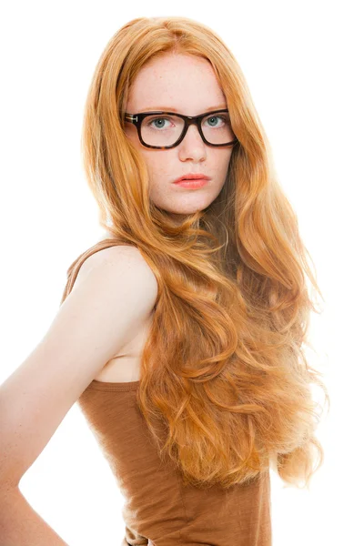 Chica bonita con el pelo largo y rojo con camisa marrón y gafas vintage. Estudio de moda tiro aislado sobre fondo blanco . — Foto de Stock