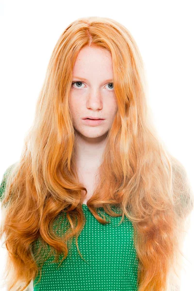 Menina bonita com cabelo longo vermelho vestindo camisa verde. Beleza natural. Estúdio de moda tiro isolado no fundo branco . — Fotografia de Stock