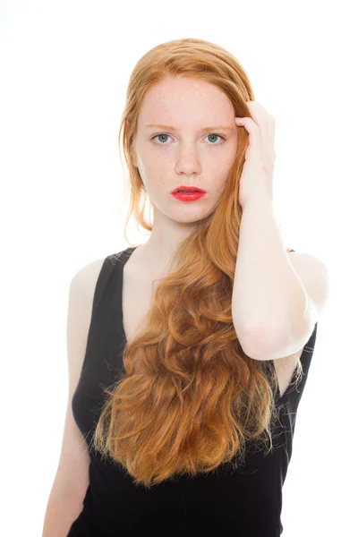 Jolie fille aux longs cheveux roux et rouge à lèvres portant une chemise noire. Studio de mode tourné isolé sur fond blanc . — Photo