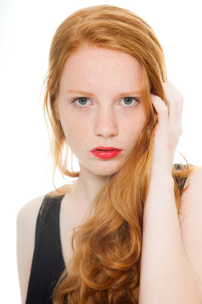 Hübsches Mädchen mit langen roten Haaren und Lippenstift im schwarzen Hemd. Modestudio isoliert auf weißem Hintergrund gedreht. — Stockfoto