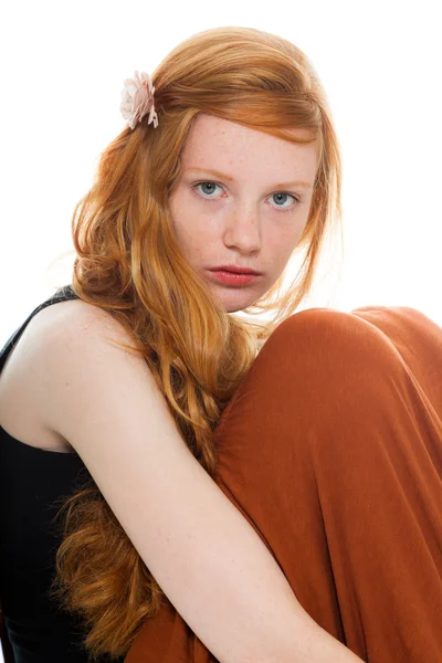 Bella ragazza con lunghi capelli rossi indossando camicia nera e vestito marrone. Studio di moda girato isolato su sfondo bianco . — Foto Stock