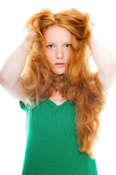 Bella ragazza con lunghi capelli rossi che indossa camicia verde. Bellezza naturale. Studio di moda girato isolato su sfondo bianco . — Foto Stock