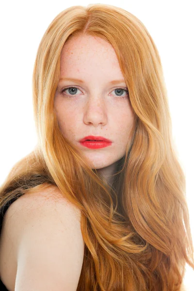 Jolie fille aux longs cheveux roux et au rouge à lèvres. Studio de mode tourné isolé sur fond blanc . — Photo