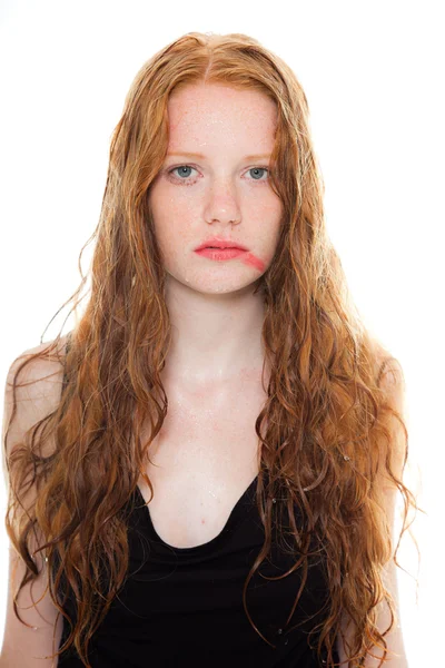 Chica bonita con el pelo largo y rojo vistiendo camisa negra. Cabello mojado y cara triste. Estudio de moda tiro aislado sobre fondo blanco . —  Fotos de Stock