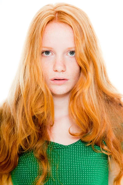 Красива дівчина з довгим рудим волоссям у зеленій сорочці. Природна краса. Студійний знімок моди ізольовано на білому тлі . — стокове фото