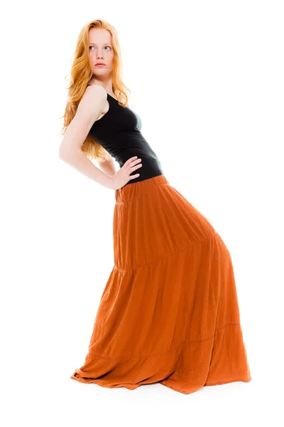 Jolie fille aux longs cheveux roux portant une chemise noire et une robe brune. Studio de mode tourné isolé sur fond blanc . — Photo