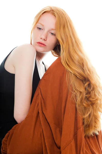 Söt flicka med långa röda hår bär svart skjorta och bruna klänning. mode studio skott isolerade på vit bakgrund. — Stockfoto