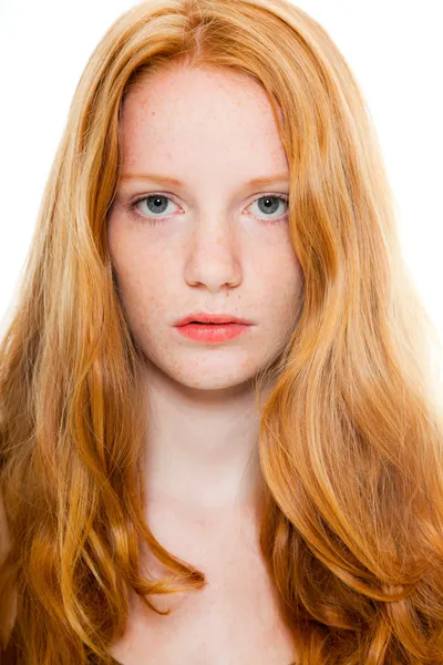 Jolie fille aux longs cheveux roux portant une chemise marron. Studio de mode tourné isolé sur fond blanc . — Photo