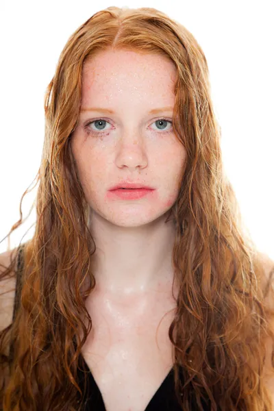 Hübsches Mädchen mit langen roten Haaren und schwarzem Hemd. nasse Haare und ein trauriges Gesicht. Modestudio isoliert auf weißem Hintergrund gedreht. — Stockfoto
