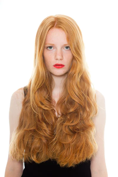 Mooi meisje met lange rode haren en het dragen van lippenstift zwart shirt. mode studio opname geïsoleerd op witte achtergrond. — Stockfoto