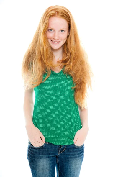 Lachende mooi meisje met lang rood haar dragen groene shirt. mode studio opname geïsoleerd op witte achtergrond. — Stockfoto