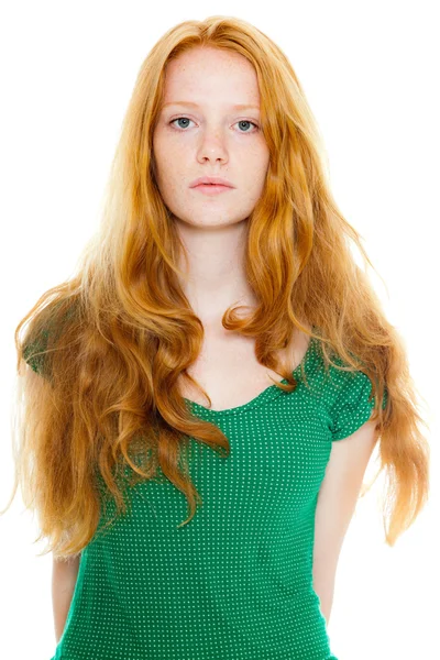 Menina bonita com cabelo longo vermelho vestindo camisa verde. Beleza natural. Estúdio de moda tiro isolado no fundo branco . — Fotografia de Stock