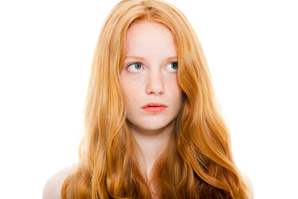 漂亮的女孩与红色的长头发穿褐色衬衫。时装工作室射上孤立的白色背景. — 图库照片