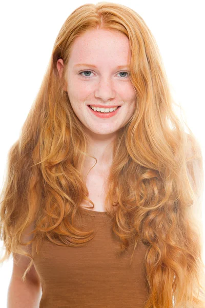 Glücklich lächelndes hübsches Mädchen mit langen roten Haaren und braunem Hemd. Modestudio isoliert auf weißem Hintergrund gedreht. — Stockfoto