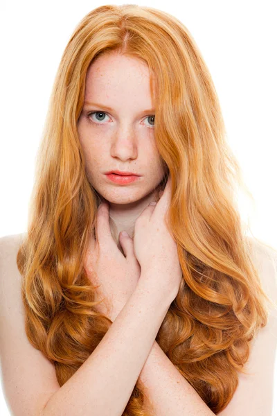 Menina bonita com cabelos longos ruivos vestindo camisa marrom. Estúdio de moda tiro isolado no fundo branco . — Fotografia de Stock