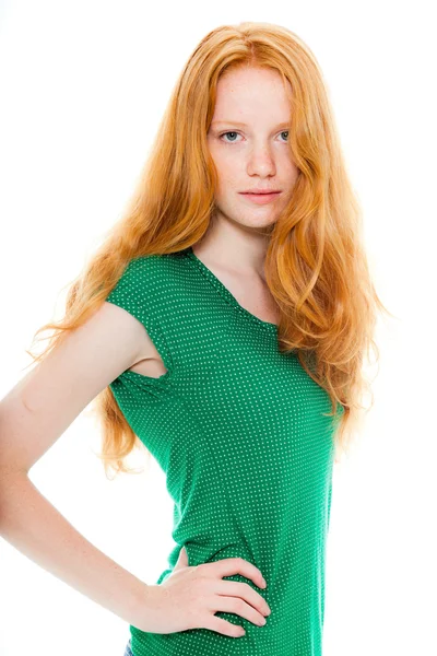 Ładna dziewczyna z długie Rude włosy, noszenie zielonej koszuli. naturalne piękno. studio mody strzał na białym tle na białym tle. — Zdjęcie stockowe