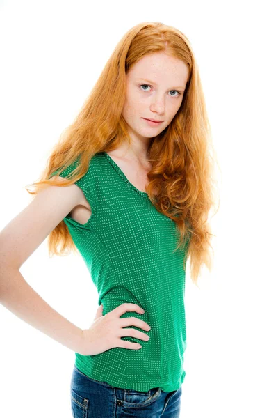 Hübsches Mädchen mit langen roten Haaren und grünem Hemd. natürliche Schönheit. Modestudio isoliert auf weißem Hintergrund gedreht. — Stockfoto