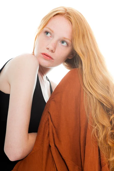 Jolie fille aux longs cheveux roux portant une chemise noire et une robe brune. Studio de mode tourné isolé sur fond blanc . — Photo
