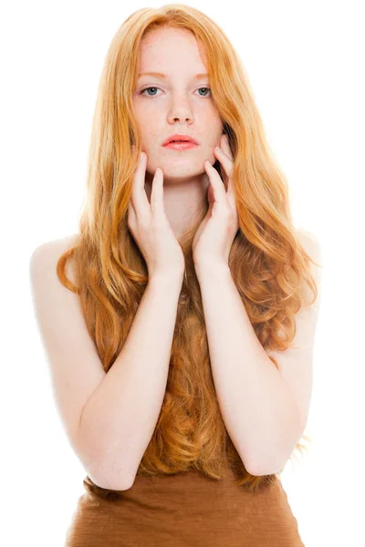 Jolie fille aux longs cheveux roux portant une chemise marron. Studio de mode tourné isolé sur fond blanc . — Photo